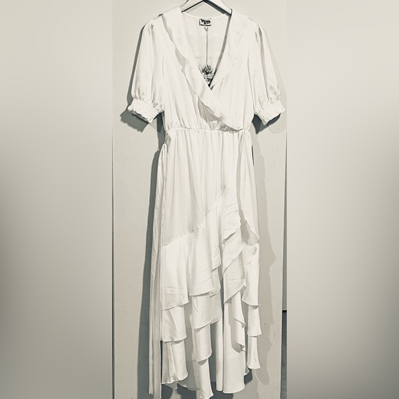 Show me your MuMu white wedding dress size M - Picture 4 of 9